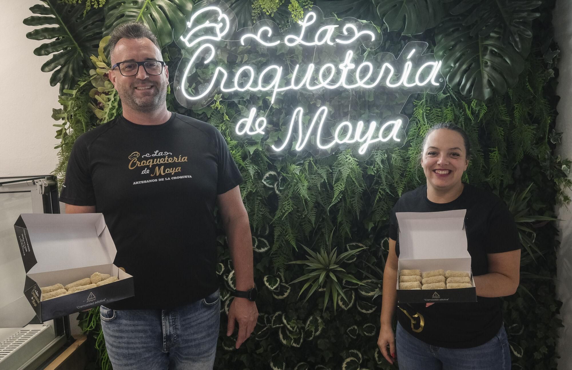 Un canario intenta batir en Moya el récord de comer croquetas