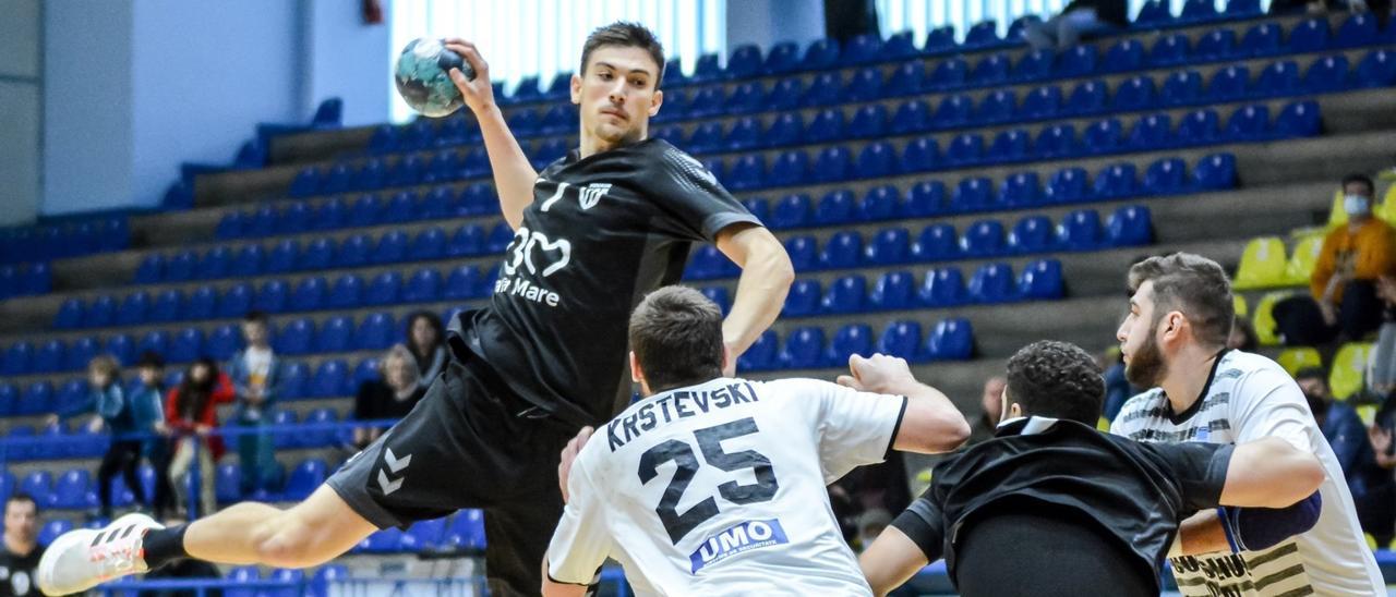 Andrei Buzle, en una acción con su equipo del Minaur Baia Mare.