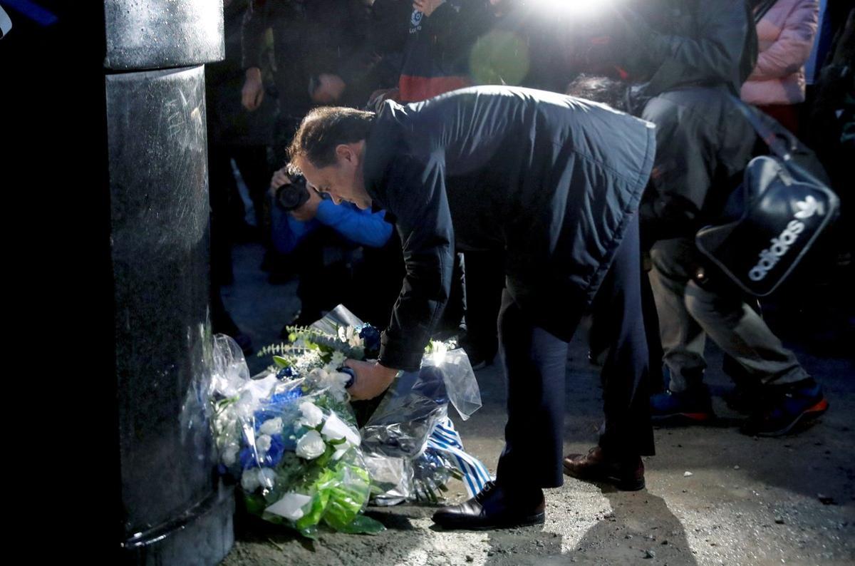 GRAF4185. SAN SEBASTIÁN, 09/12/2018.- El presidente de la Real Sociedad, Jokin Aperribay, participa en una ofrenda floral tras una manifestación de peñas y seguidores de la Real Sociedad que han recordado con una al aficionado txuriurdin Aitor Zabaleta al cumplirse el vigésimo aniversario de su asesinato por parte de un ultra del Atlético de Madrid en las inmediaciones del estadio Vicente Calderón. EFE/Juan Herrero.