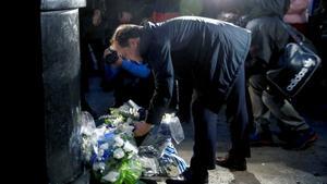 GRAF4185. SAN SEBASTIÁN, 09/12/2018.- El presidente de la Real Sociedad, Jokin Aperribay, participa en una ofrenda floral tras una manifestación de peñas y seguidores de la Real Sociedad que han recordado con una al aficionado txuriurdin Aitor Zabaleta al cumplirse el vigésimo aniversario de su asesinato por parte de un ultra del Atlético de Madrid en las inmediaciones del estadio Vicente Calderón. EFE/Juan Herrero.