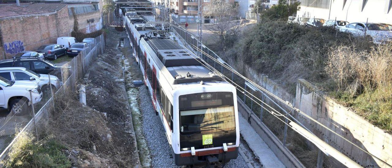 Un tren dels Catalans entrant a l’estació Manresa Baixador, al fons | ARXIU/MREIA ARSO