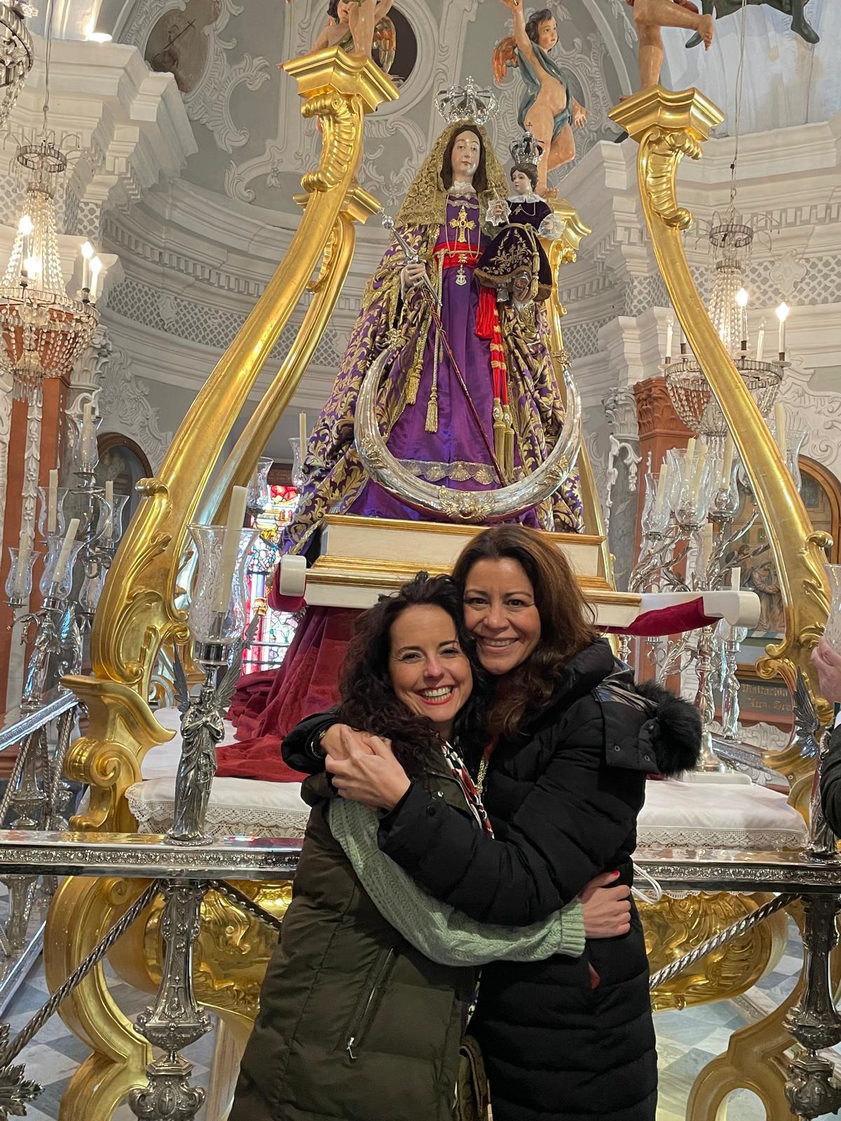 A la derecha Tina Rodríguez, alcaldesa de Fregenal de la Sierra, junto a Mercedes Linares, concejala de la localidad, ante la Virgen de los Remedios.