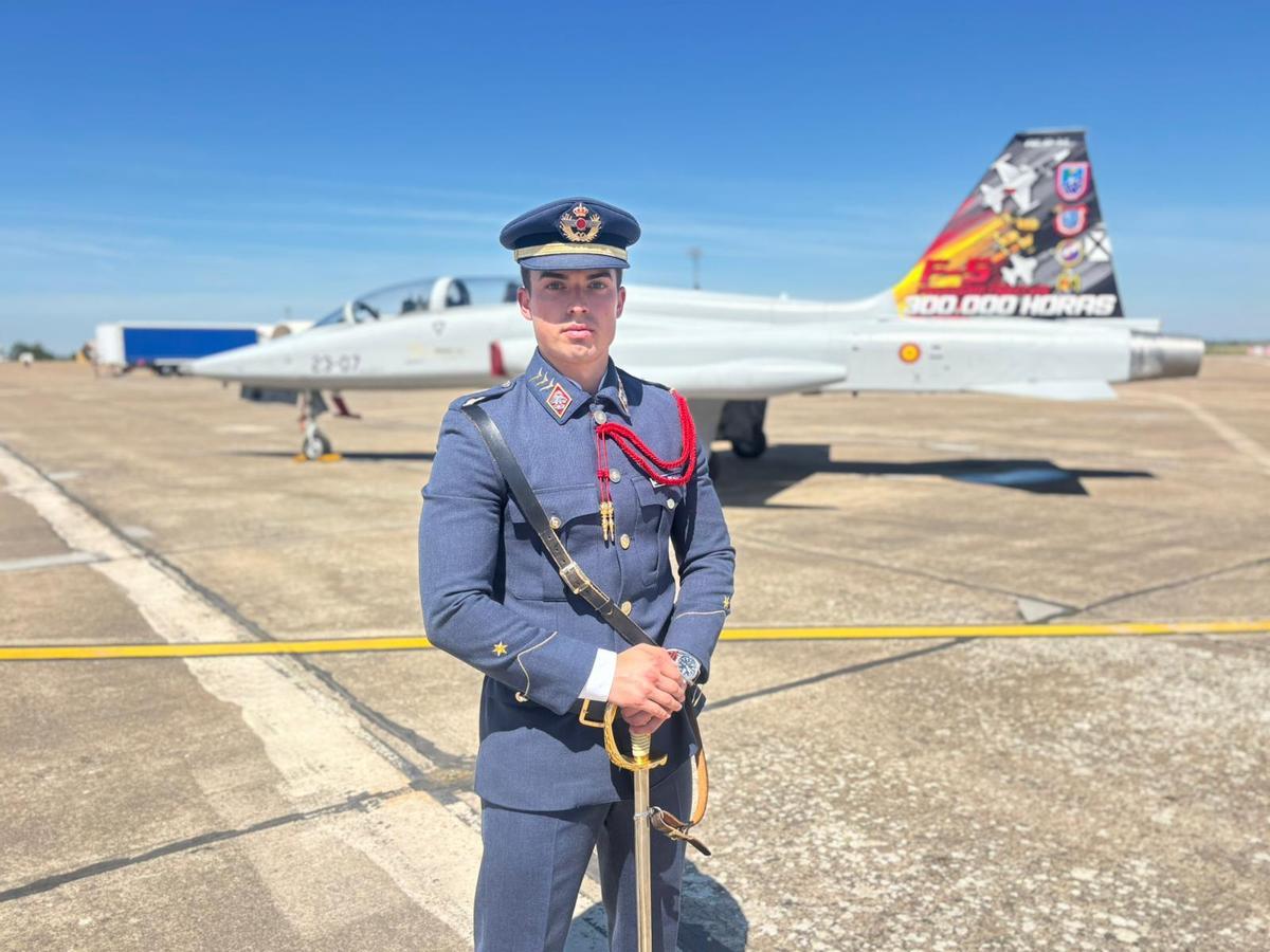 Alférez Bernal, alumno del Ala 23, delante de un F-5.