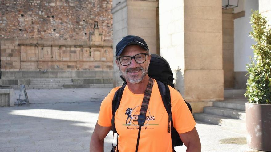 Video | Más de 2.000 kilómetros en 100 etapas: la aventura de Manuel Calderón y su Vuelta a Extremadura llegan a Cáceres