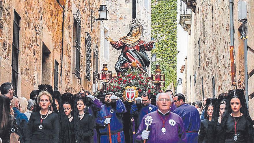 Desfile procesional en Cáceres.