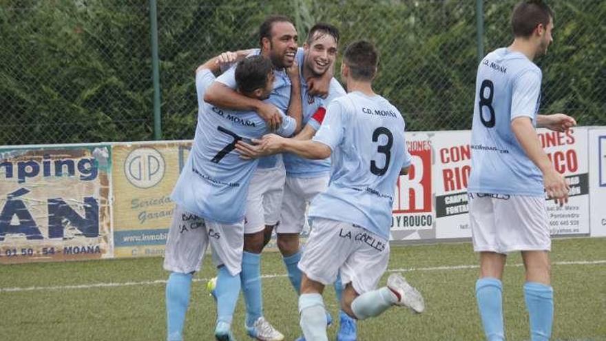 Javi es felicitado por sus compañeros al marcar el 2-1. // S. Álvarez