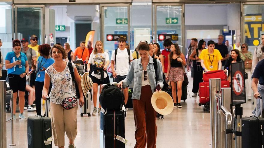 Viajeros en el aeropuerto de Málaga.