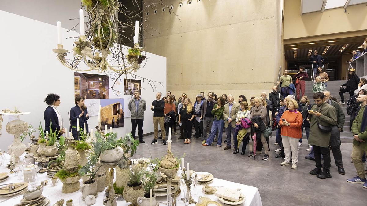 La obra 'El banquete, de Barbara Schoeder, en torno a la que realizará su performance la artista.