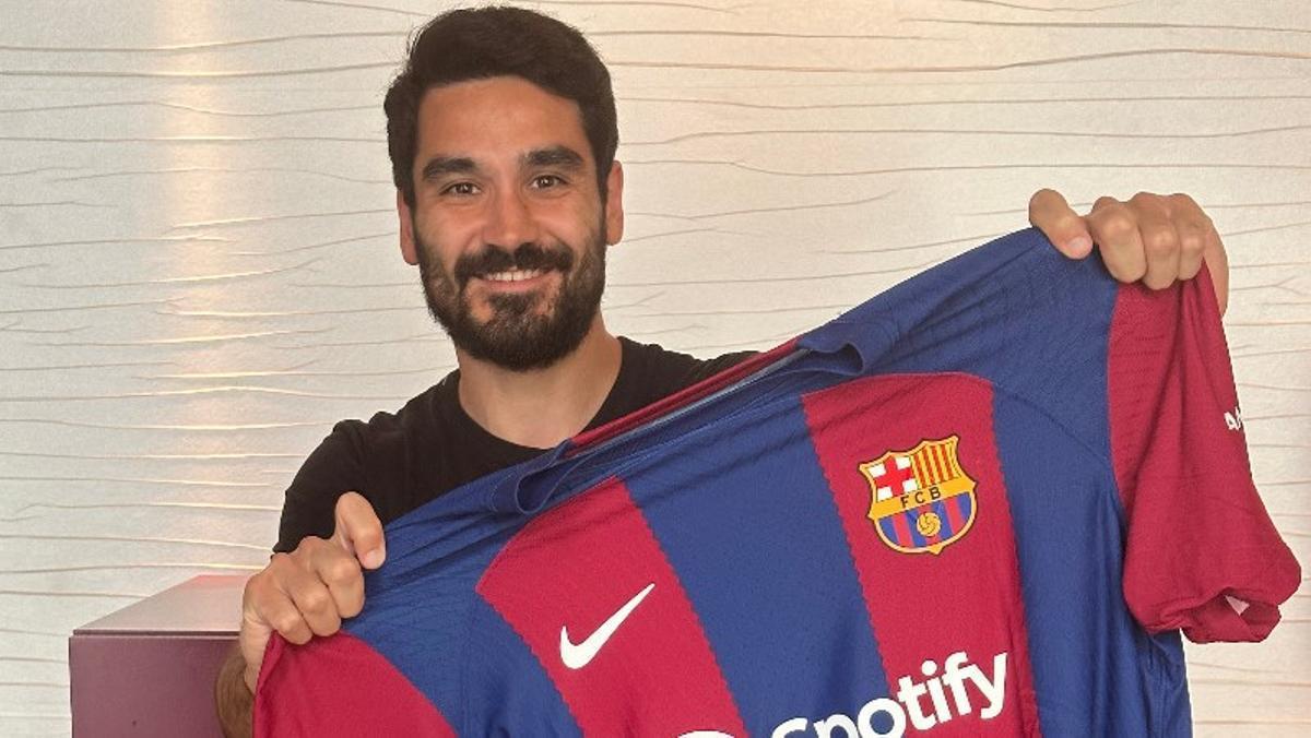 Gündogan posa con la camiseta del Barcelona.
