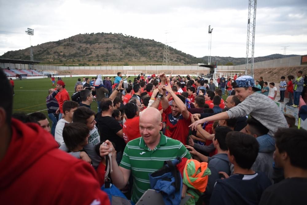 El Saguntino celebra el título de campeón