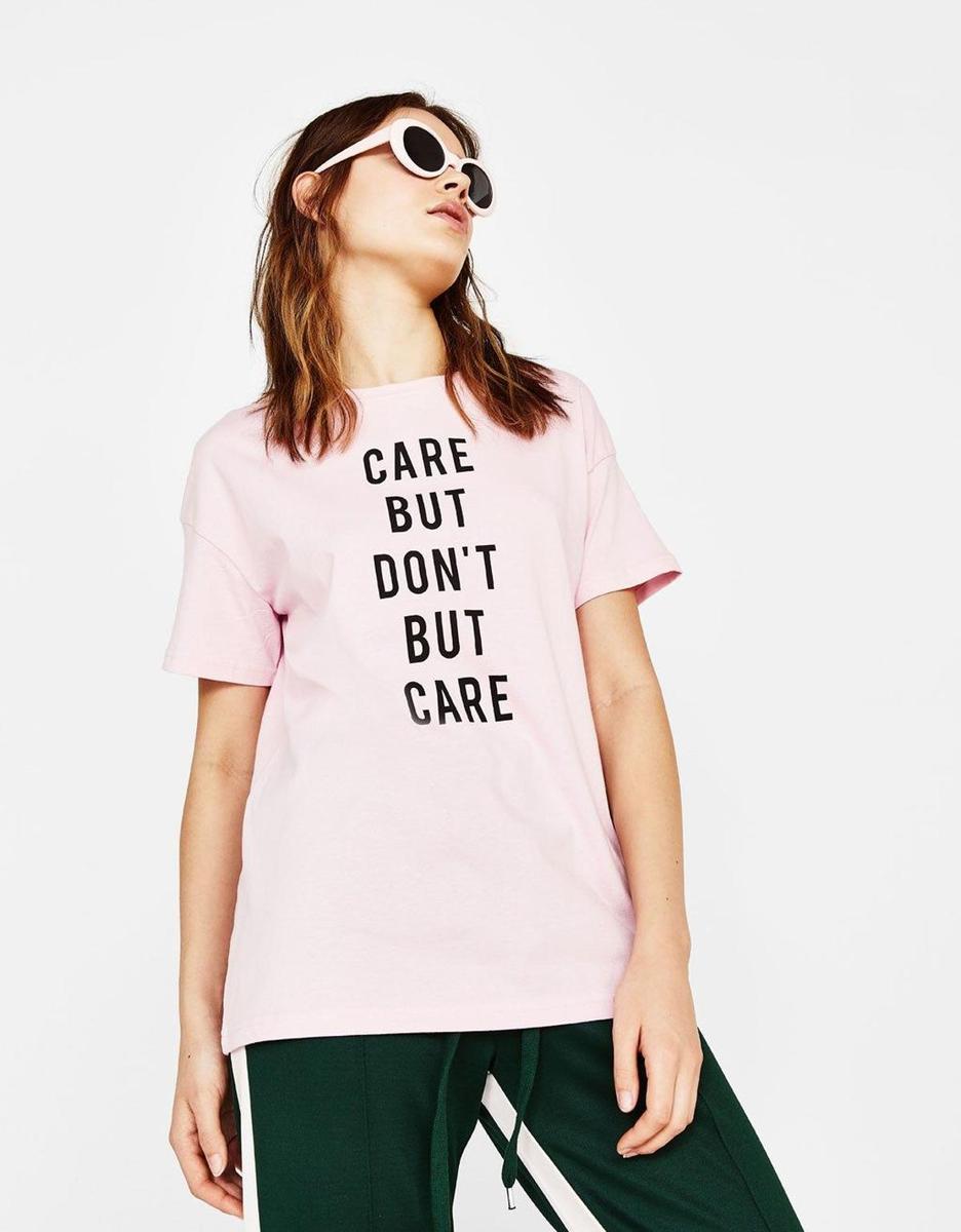 Camiseta rosa con mensaje de Bershka