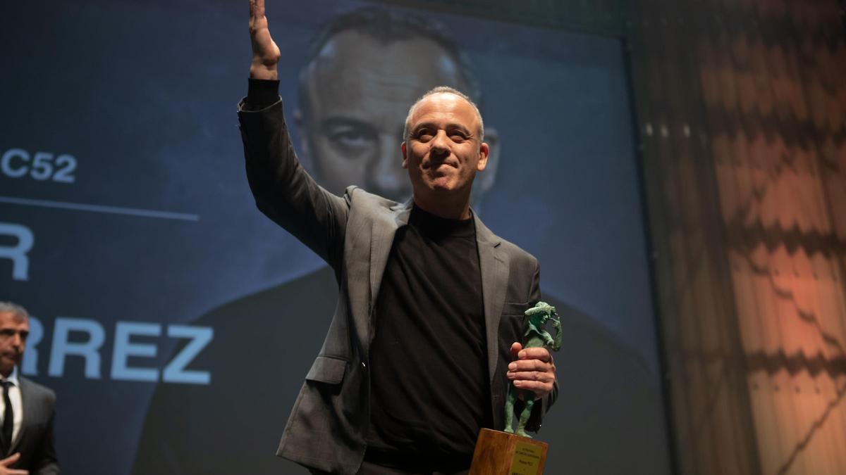 Javier Gutiérrez recibe el premio en la gala de clausura del FICC 2023.