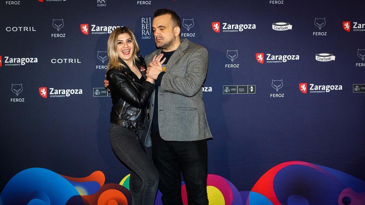 Paula Púa y Nacho Vigalondo, antes de la presentación de la gala de los Premios Feroz.