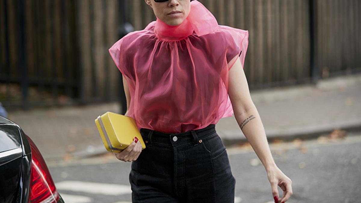 Menuda fantasía! Esta blusa con lazada de Zara arrasando en el 'street style' (y falta nada y para que se agote) -