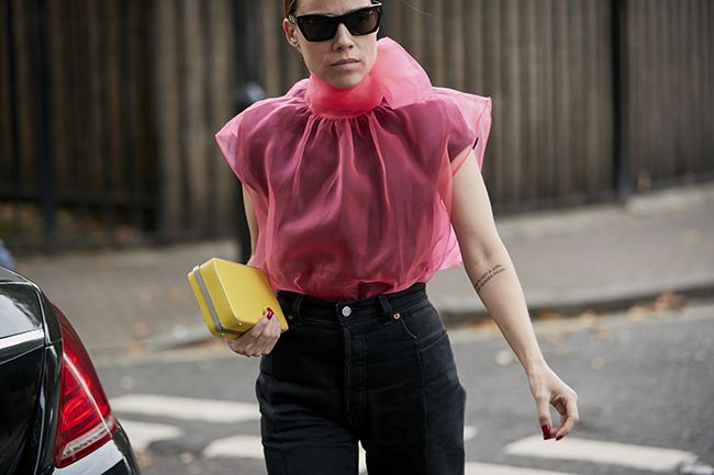Menuda fantasía! Esta blusa con lazada de Zara está arrasando en el 'street  style' (y falta nada y menos para que se agote) - Woman