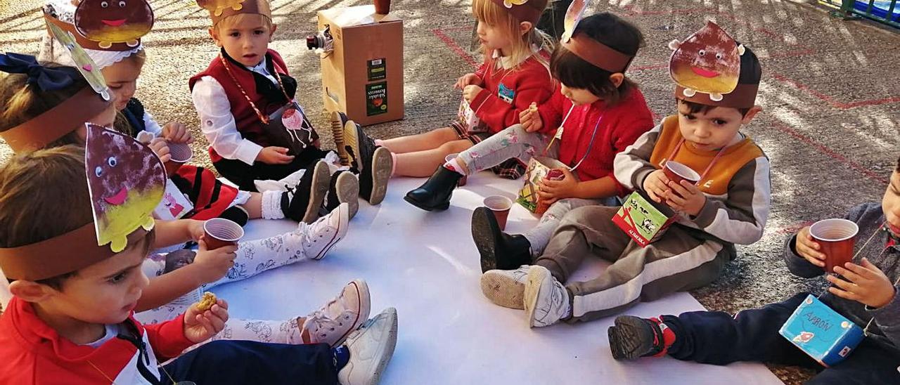 Los niños de 3 años del CP Hermanos Arregui, celebrando el primer amagüestu de sus vidas. | R. I. G.