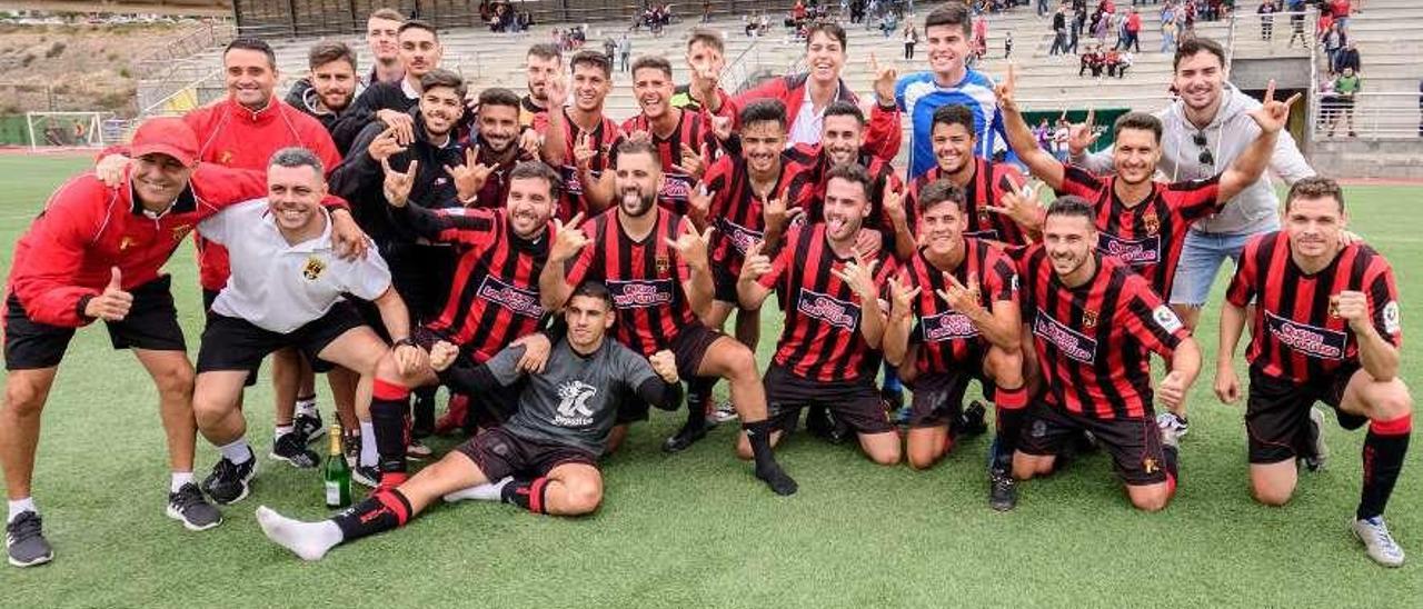 Los jugadores del Unión Viera, celebrando el pasado domingo la clasificación para la promoción.