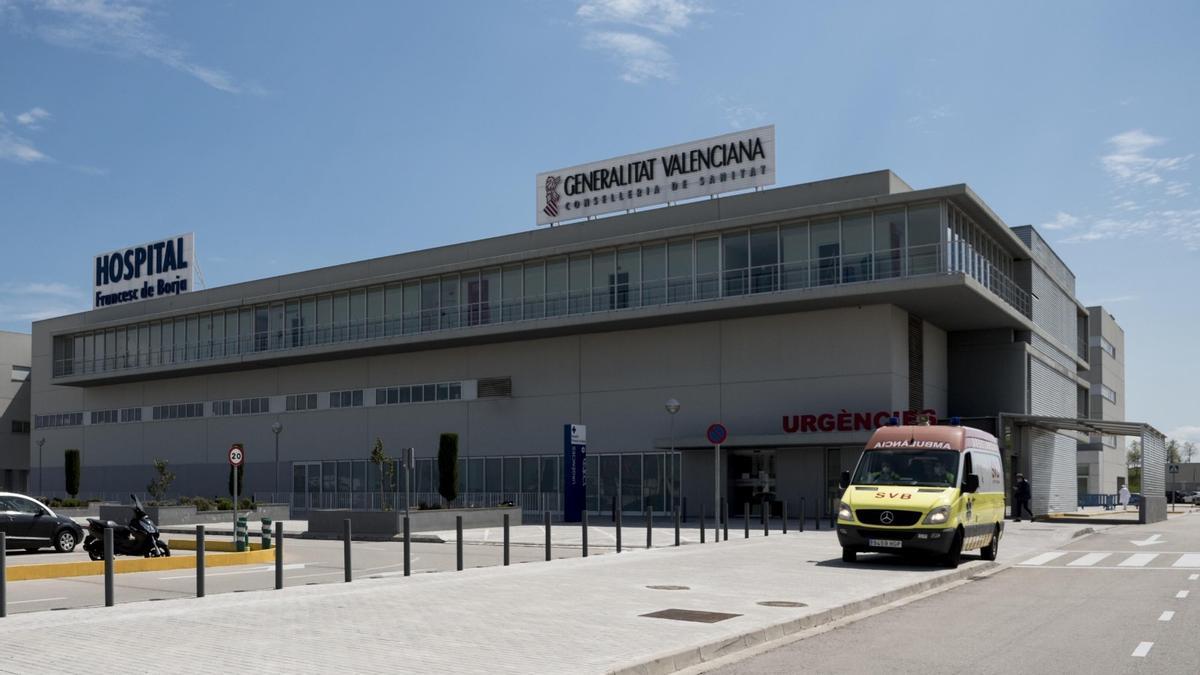 Puerta de urgencias del Hospital Francesc de Borja de Gandia, donde se detectó el parto.