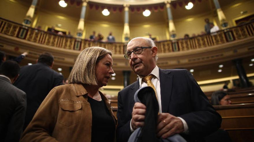 Cristobal Montoro y Ana Oramas en el Congreso.