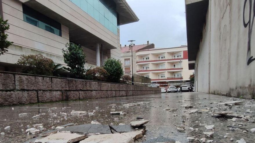 Los daños en fachadas por el temporal cortan dos calles de Moaña