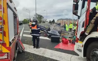 Excarceladas dos jóvenes tras volcar su coche en O Burgo