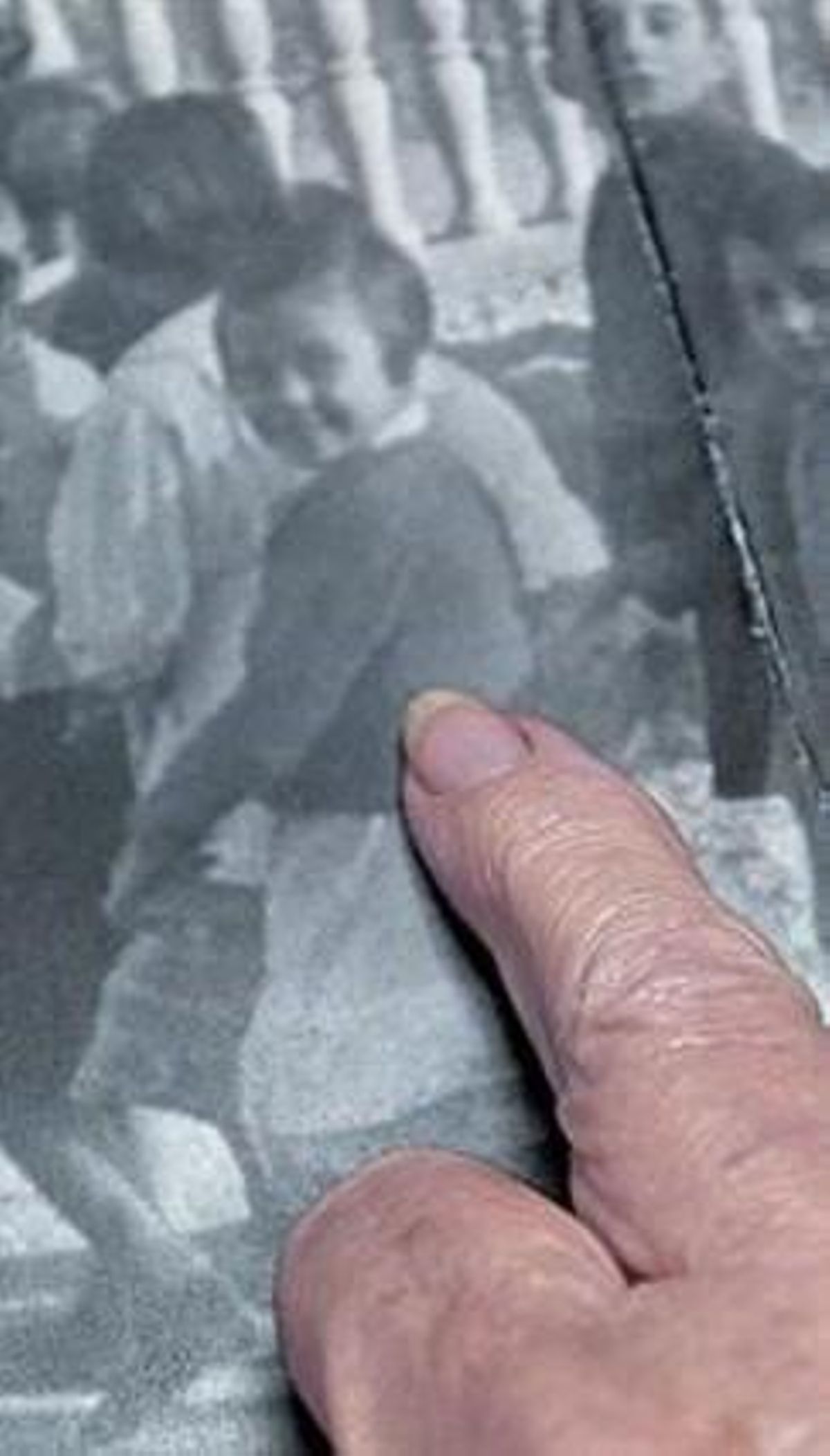 LA CLASSE DE SEGON 3 Saguées va reconèixer a la fotografia (esquerra), amb la seva companya Emilia Coma i la professora, Asunción Masvidal. LA CLASSE DE SEGON 3 Saguées va reconèixer a la fotografia (esquerra), amb la seva companya Emilia Coma i la professora, Asunción Masvidal.