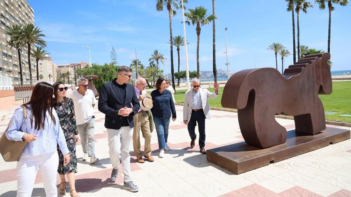 Las autoridades y el escultor, ante una de las obras que ya se pueden contemplar en el paseo marítimo.