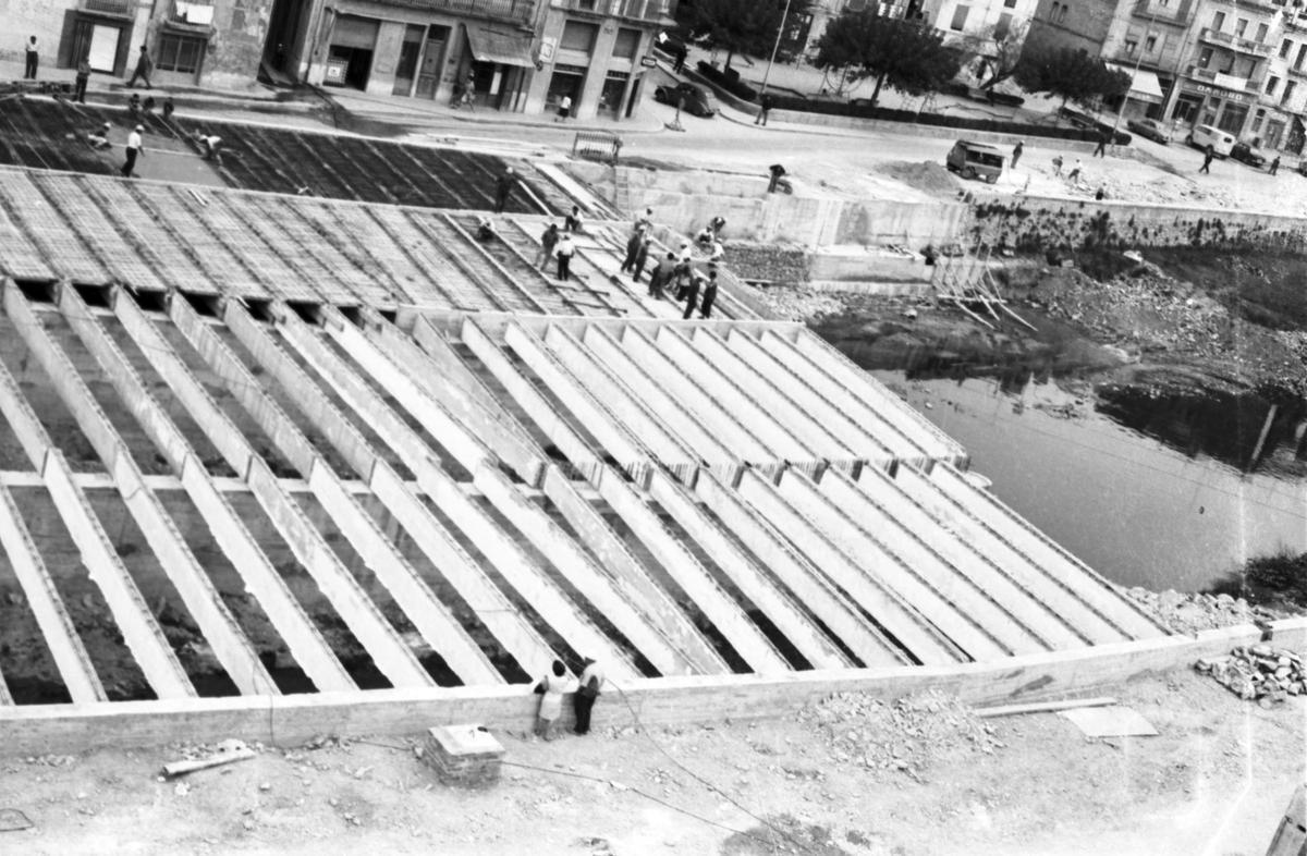 Treballadors durant la construcció de la plaça Catalunya