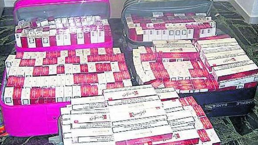 Cuatro detenidos en Lavacolla con 4.960 cajetillas de tabaco de contrabando