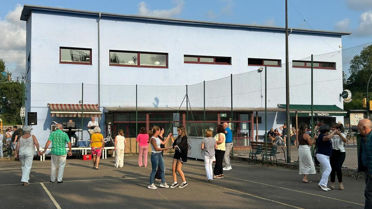 Un instante de la verbena en Trasona.