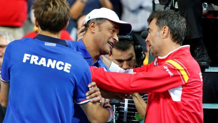 Sergi Bruguera felicita a Yannick Noah tras el partido de dobles.