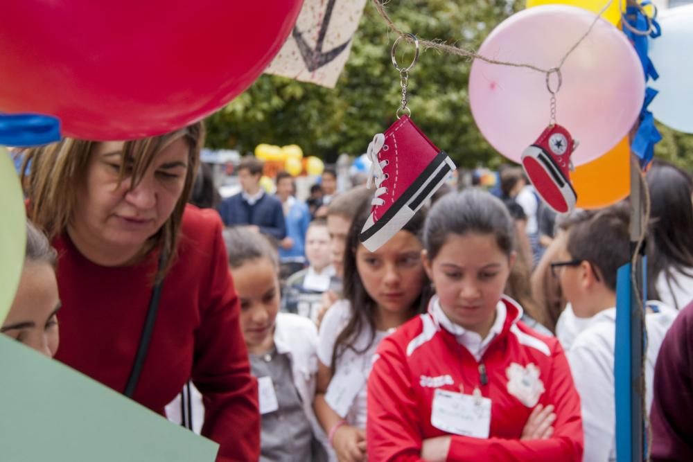 Mercadillo de escolares en el Paseo de Los Álamos de Oviedo