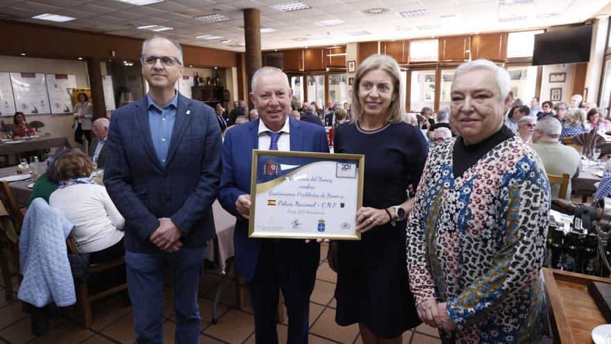 Por la izquierda, el concejal Juan Carlos Guerrero, Justo García, Inmaculada Leis y Pepa Sanz. | LUISMA MURIAS