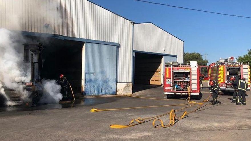 Arde una carretilla mecánica y los bomberos evitan que el fuego alcance la madera en una fábrica de Càlig