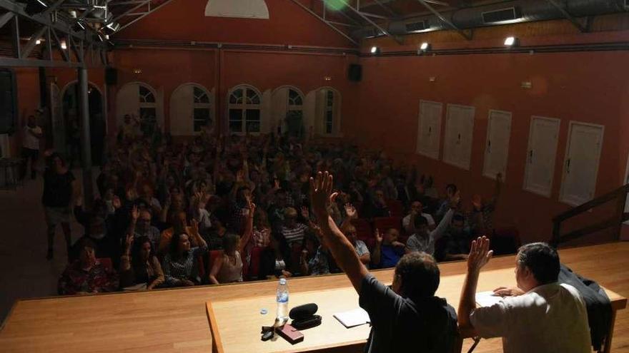 Momento de la votación a favor de extenderse al partido judicial, ayer en As Torres.