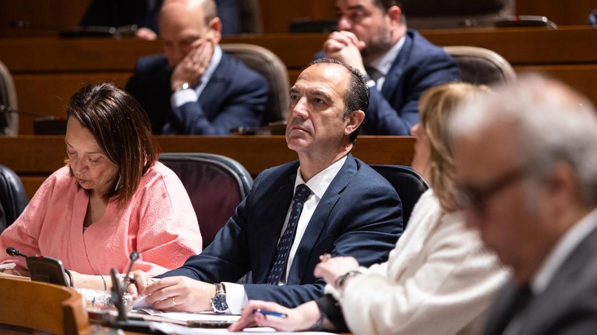 El consejero de Sanidad, José Luis Bancalero, en un pleno de las Cortes de Aragón.