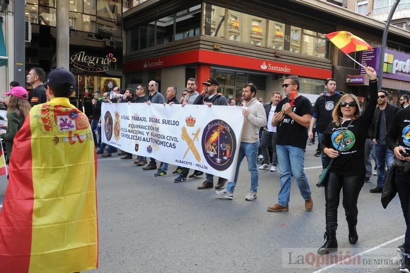 Miles de policías claman en Murcia para exigir "equiparación real" de sus salarios