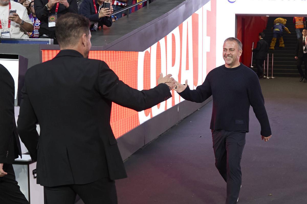Diego Simeone y Hansi Flick se saludan antes de comenzar el encuentro.