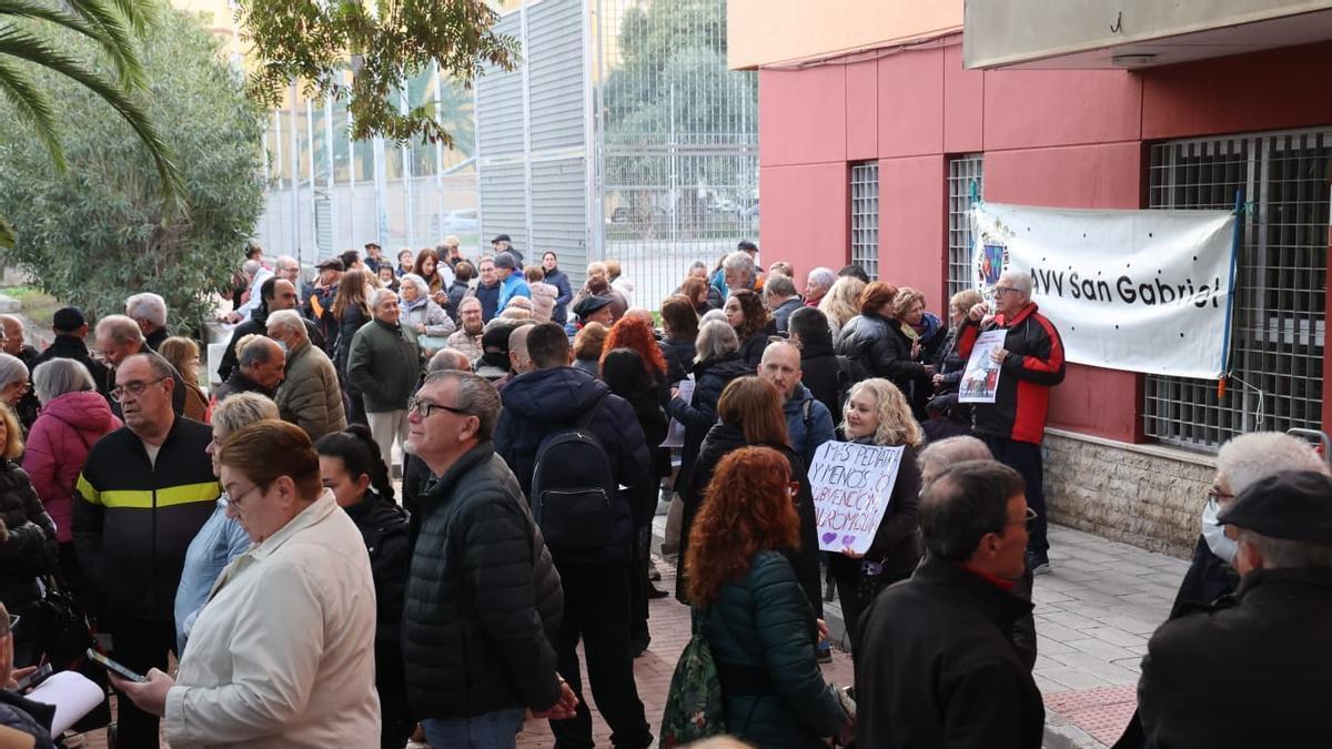 Los vecinos del barrio de San Gabriel se concentran para pedir un quinto médico y un segundo pediatra