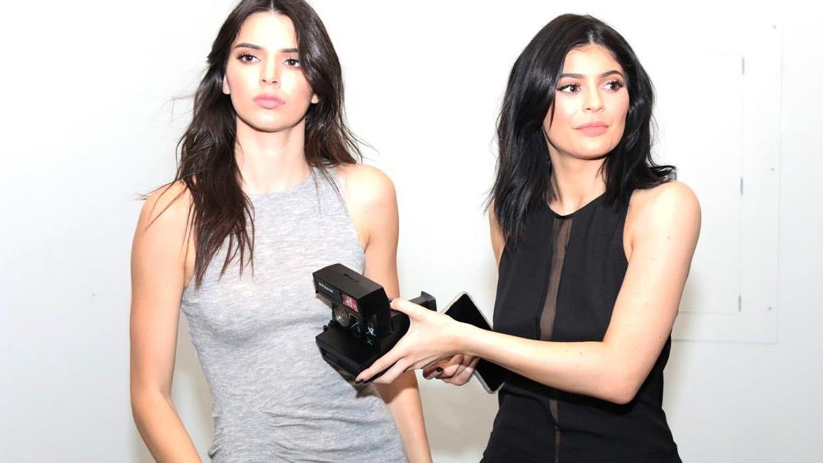 Kendall Jenner y Kylie Jenner con estilismos similares