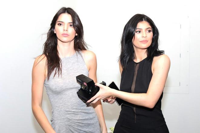 Kendall Jenner y Kylie Jenner con estilismos similares