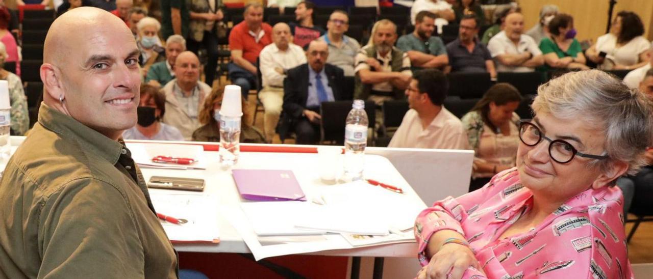 Monchu García y Ana González, al inicio de la asamblea que el PSOE celebró en el colegio Jovellanos en julio. | J. P.