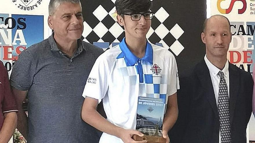 El ajedrecista del Xadrez Ourense con el trofeo conmemorativo. |  // FDV
