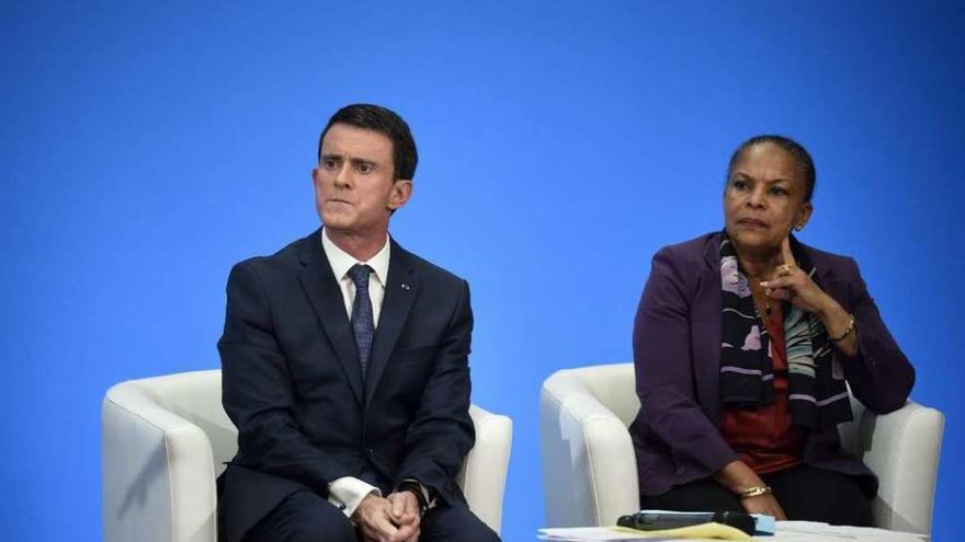 Valls y Taubira, ayer, ante los medios tras presentar la reforma constitucional. // Reuters