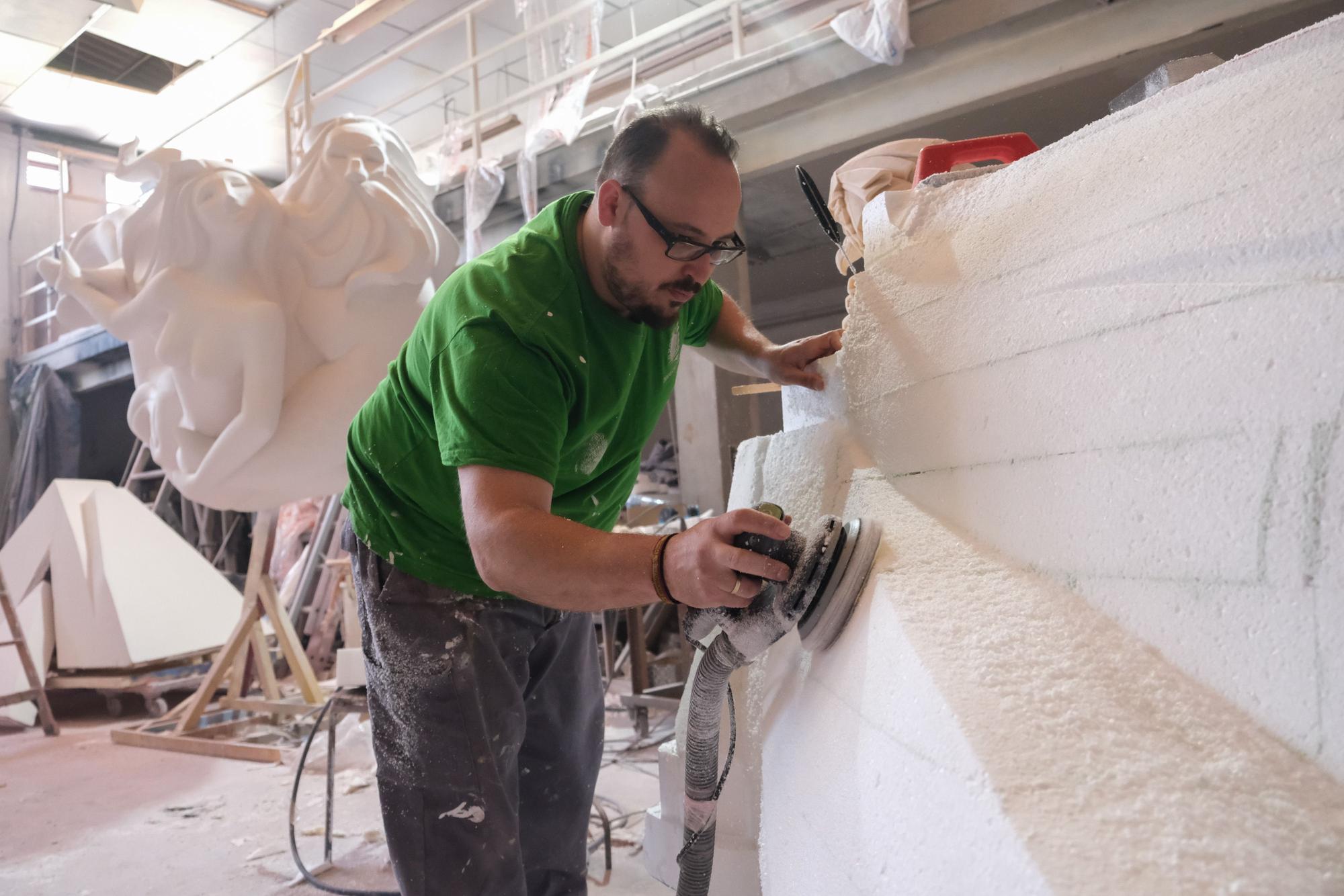 El artista Fran Sierra trabajando con materiales de hogueras en su taller