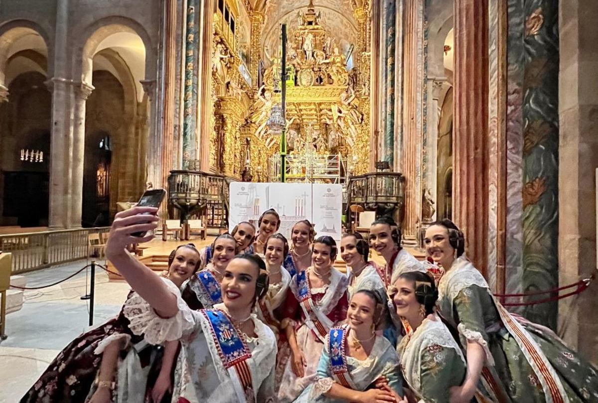 La fallera mayor de Valencia, Carmen Prades, y su corte de honor, ayer, en el interior de la Catedral de Santiago de Compostela. | J. M. LÓPEZ