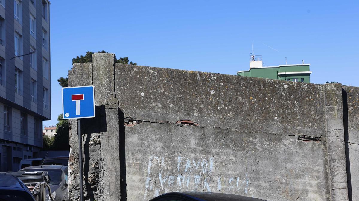 Vecinos alertan de una gran grieta en el muro del Observatorio de A Coruña