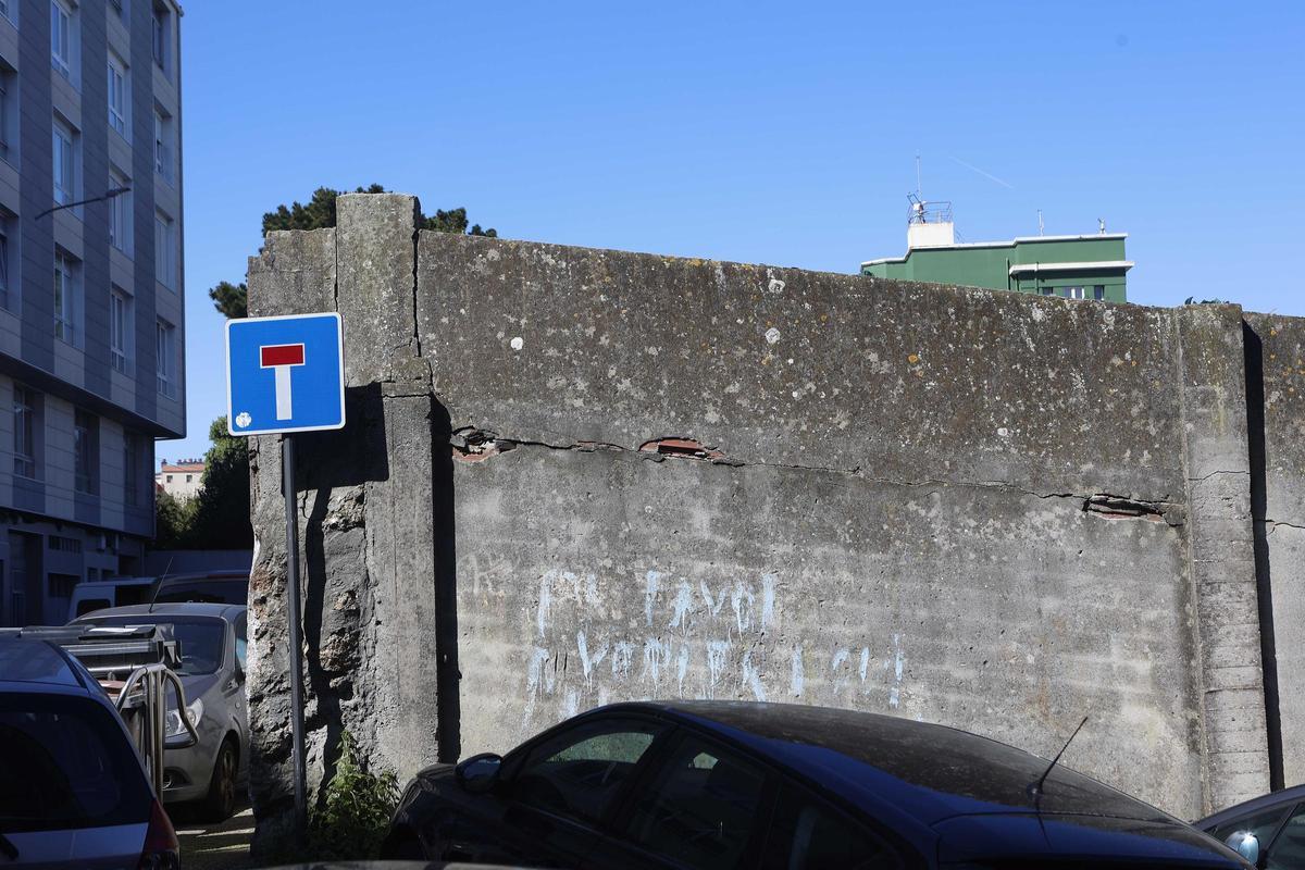 Vista de la grieta en el muro de la calle Canceliña.