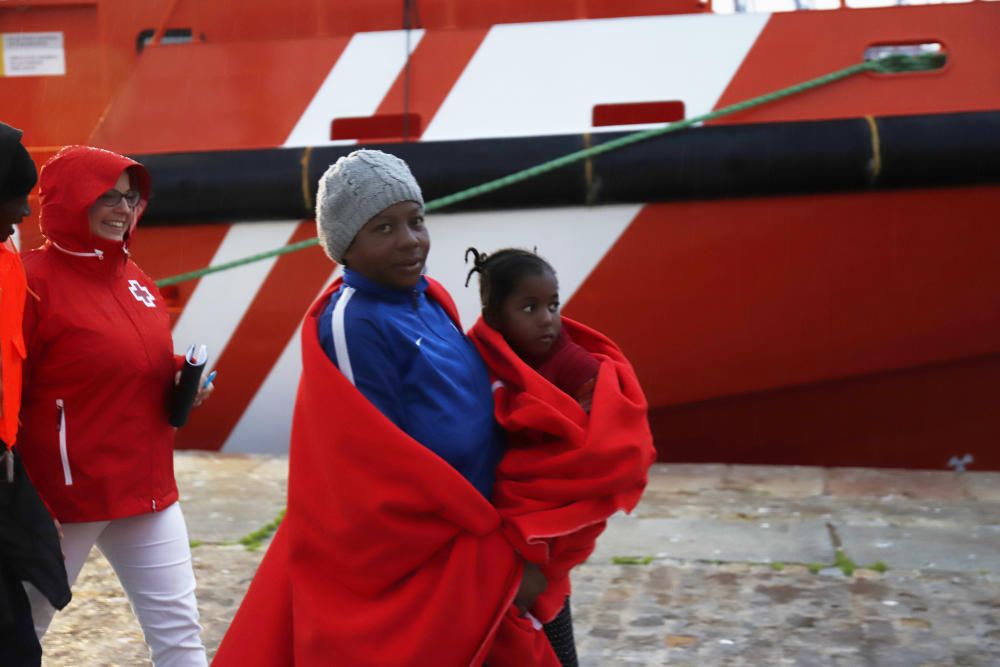 Llegan al puerto de Málaga 148 personas ...