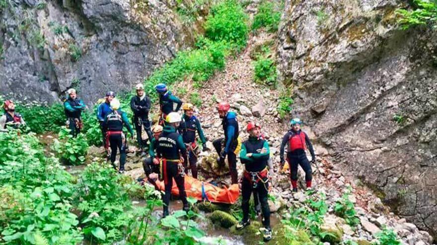 Operativo de rescate del montañero herido en las cuevas leonesas.